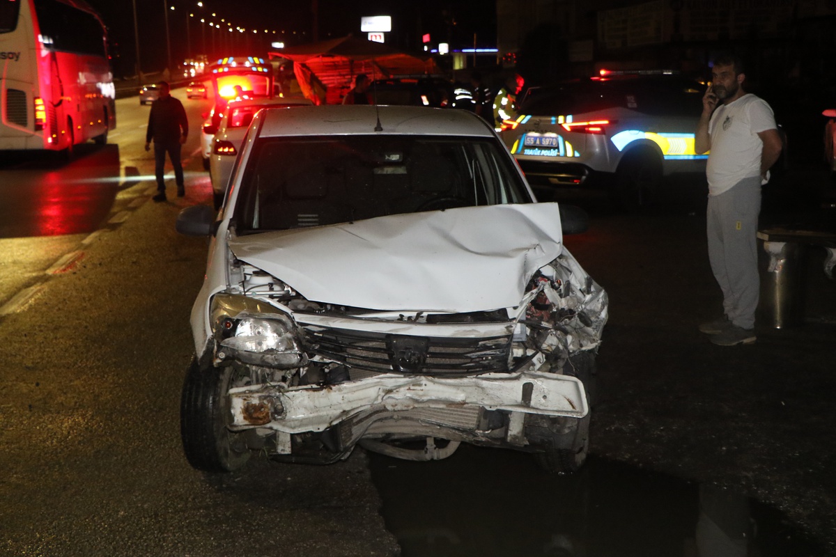 Samsun Atakum\'da otomobilin virajda kamyonete çarpması sonucu 4 kişi yaralandı