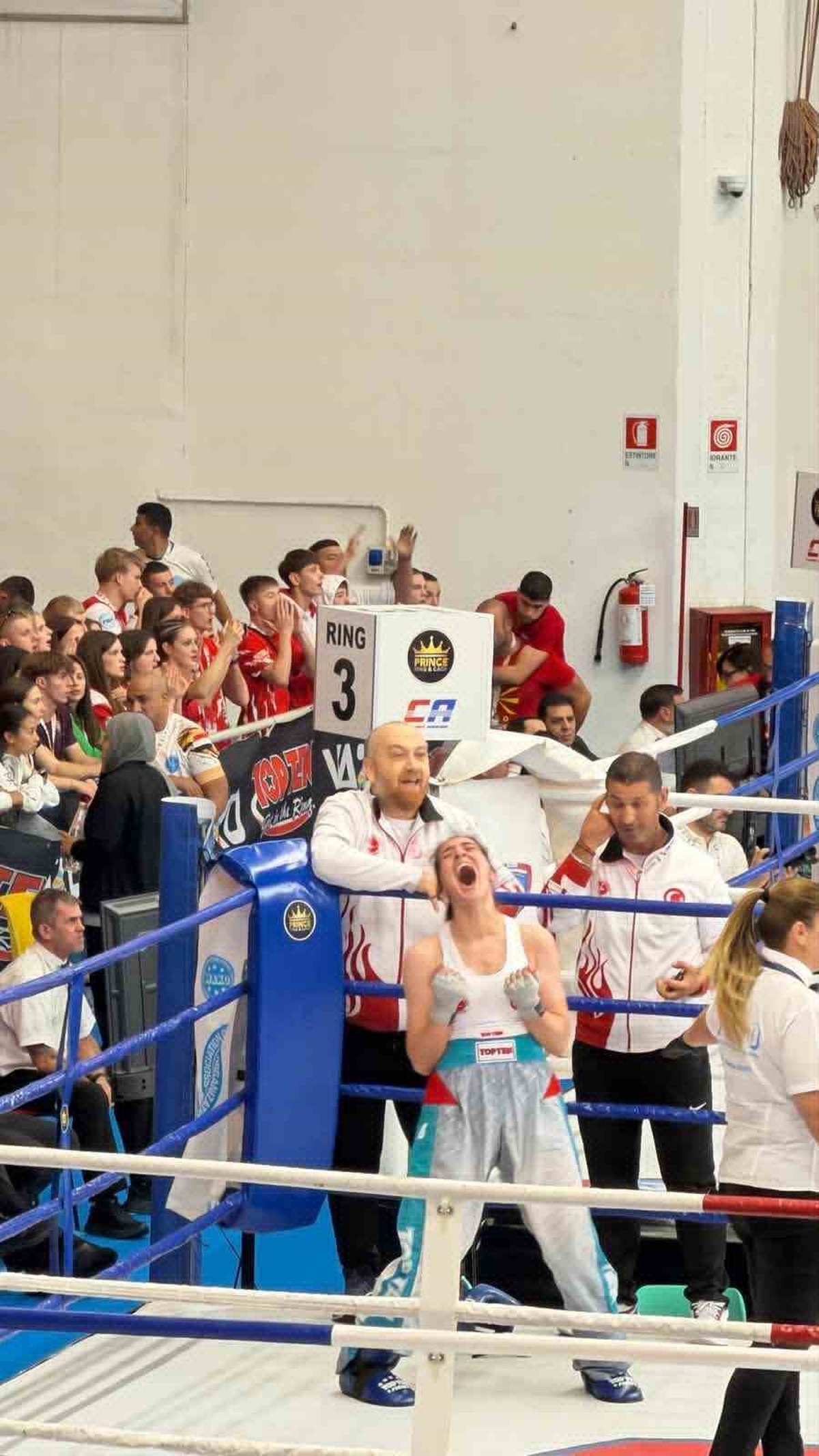 Göknur Gülten, WAKO Dünya Kick Boks Şampiyonası\'nda 70 kiloda altın madalya kazandı