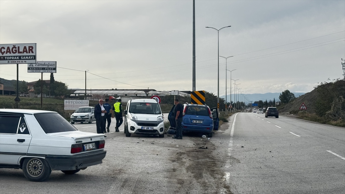 Sinop Boyabat\'ta iki araç çarpıştı, yaralanan 3 kişi hastaneye kaldırıldı