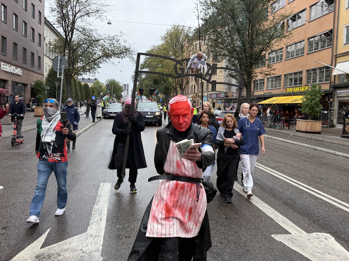Stockholm\'de yüzlerce kişi İsrail\'in Gazze saldırılarını protesto için yürüdü
