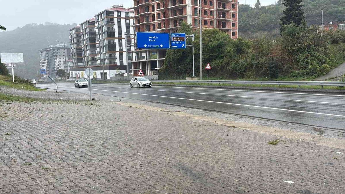 Trabzon Arsin\'de motosiklet trafik levhasına çarptı, 17 yaşındaki sürücü yaralandı