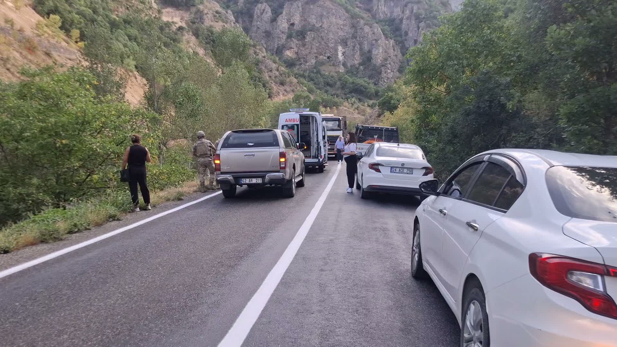 Tunceli\'de Pülümür Çayı\'na düşen otomobildeki 5 yaralı iş makinesiyle kurtarıldı