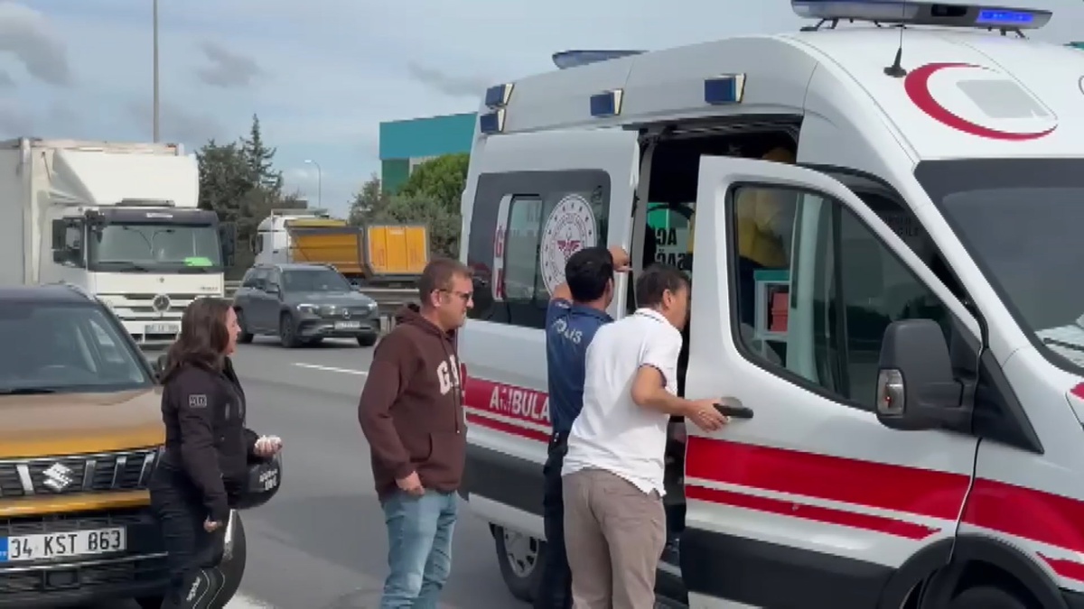 Emniyet şeridinde duran otomobile çarpan motosikletli polis Tuzla\'da yaralandı