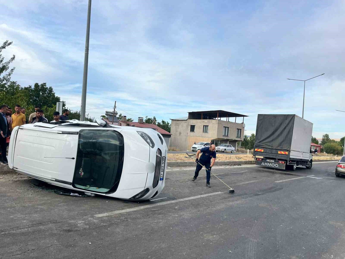 Van Gevaş\'ta hafif ticari kamyonet ile kamyonet çarpıştı, 3 kişi yaralandı