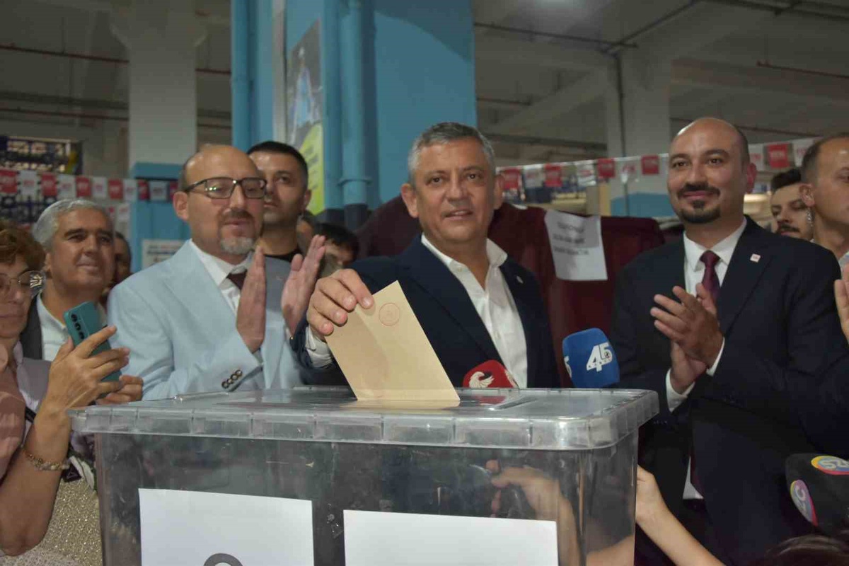 YENİ Parti Yunusemre İlçe Başkanlığı ön seçiminde Özgür Özel oy kullandı