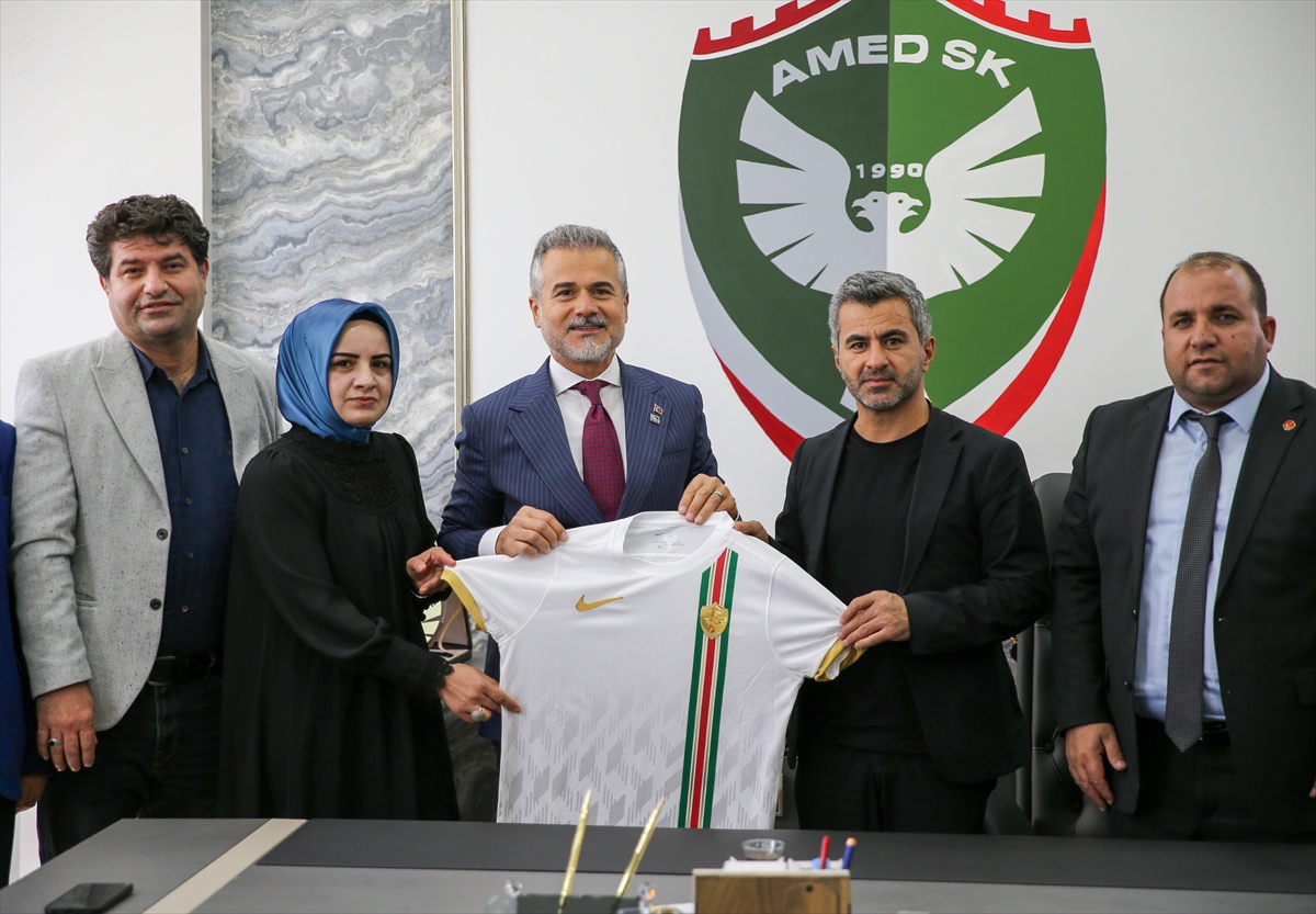 Yeniden Refah Partili Kılıç, Amedspor ziyaretinde Erbakan\'ın selamını iletti