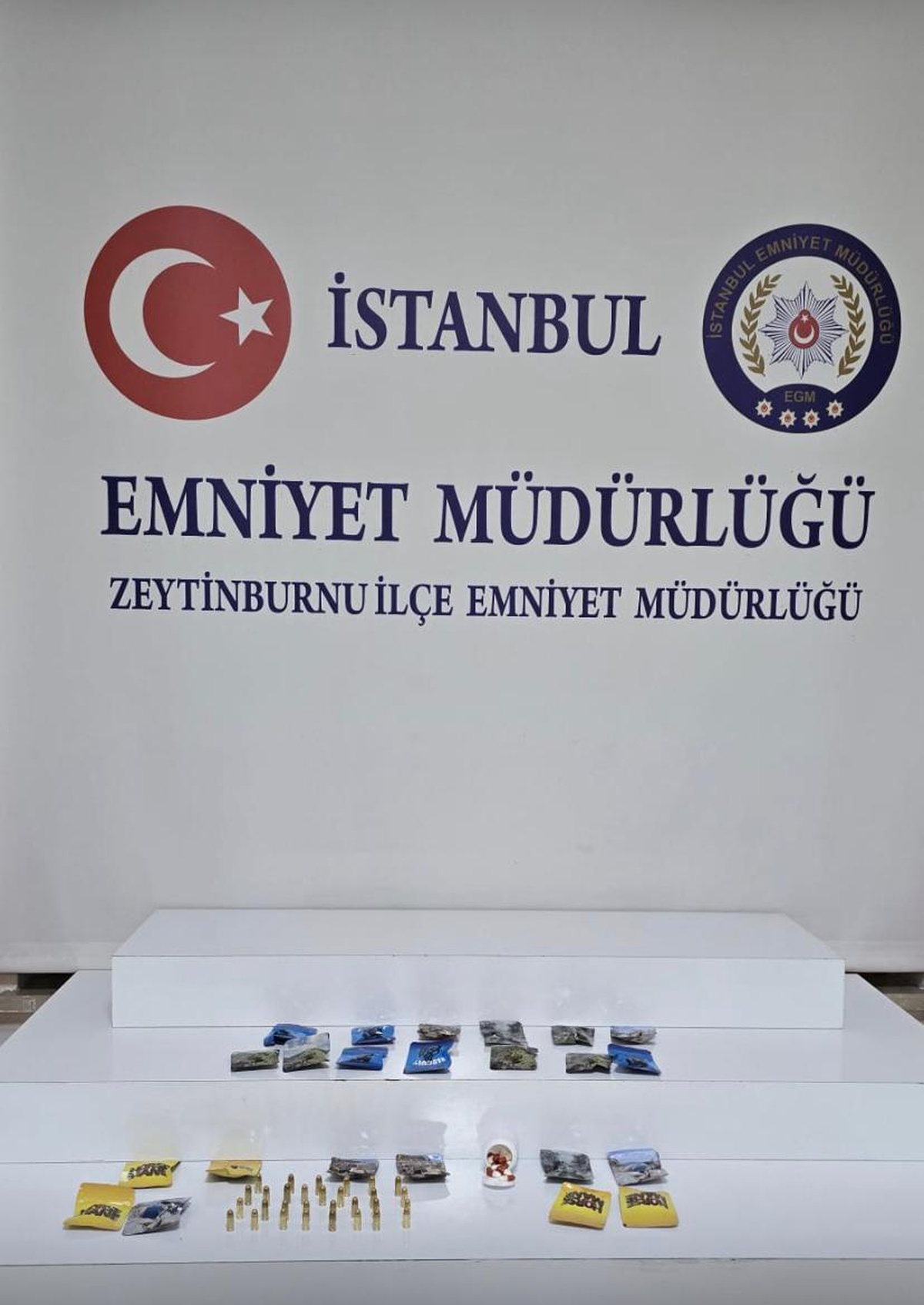 Zeytinburnu\'nda durdurulan araçta 6 kilo 650 gram kokain çıktı, 2 şüpheli tutuklandı