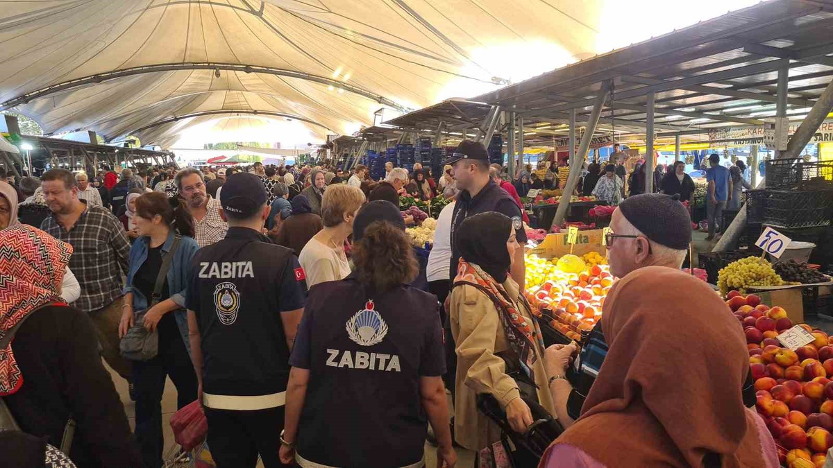 Zonguldak Çaycuma\'da zabıta ekipleri pazarda etiket ve poşet denetimi yaptı