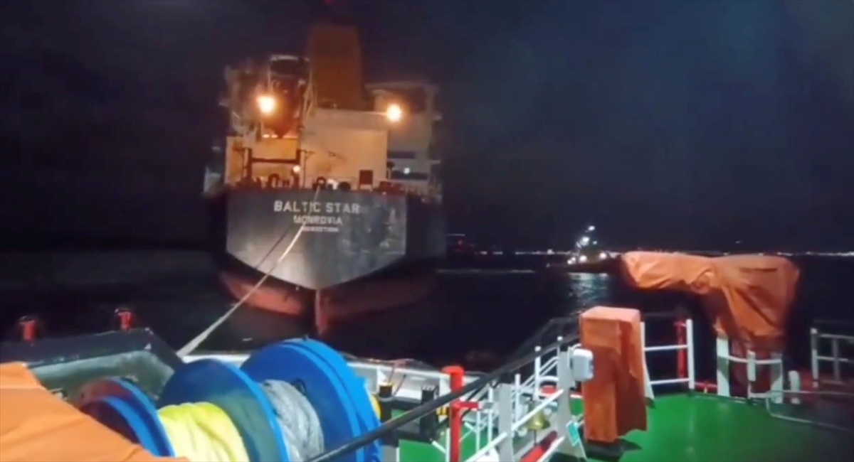Çanakkale\'de makine arızası yapan 182 metrelik tanker Karanlık Liman\'a demirletildi