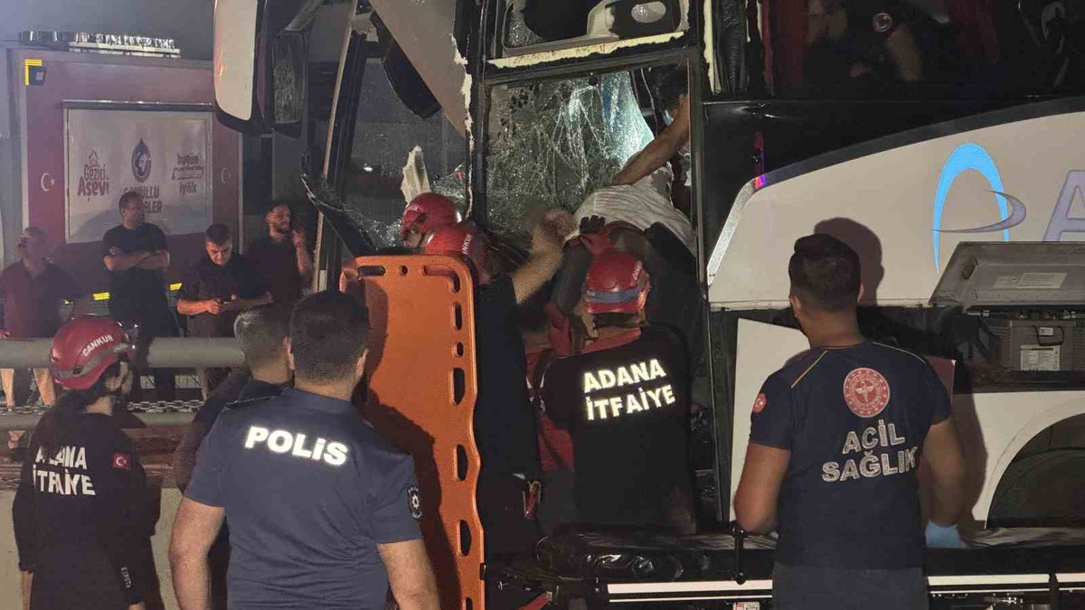 Adana\'da otobüs alt geçit duvarına çarptı, 11 kişi yaralandı, sürücü kurtarıldı