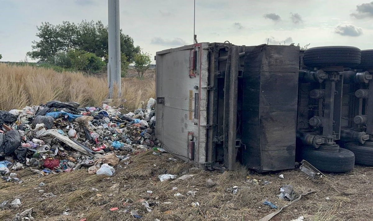 Adana\'da TAG Otoyolu\'nda belediyeye ait atık yüklü tır devrildi, sürücü yaralandı