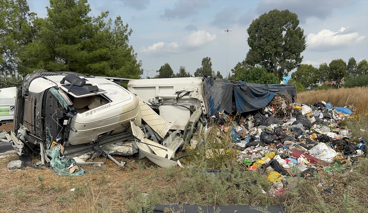 Büyükşehir Belediyesinin atık yüklü tırı Adana Sarıçam\'da devrildi, sürücü yaralandı