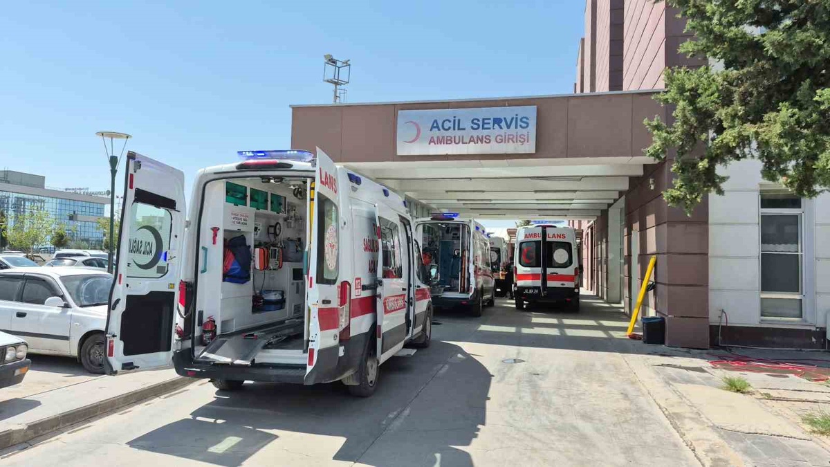 Adıyaman Besni\'de ev çatısında çalışan kişi 3 metre yükseklikten düşerek ağır yaralandı