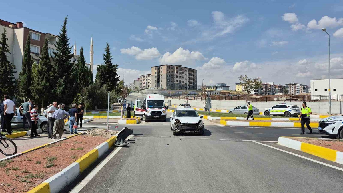 Adıyaman\'da iki otomobilin çarpıştığı Akıllı Kavşak kazasında 3 kişi yaralandı