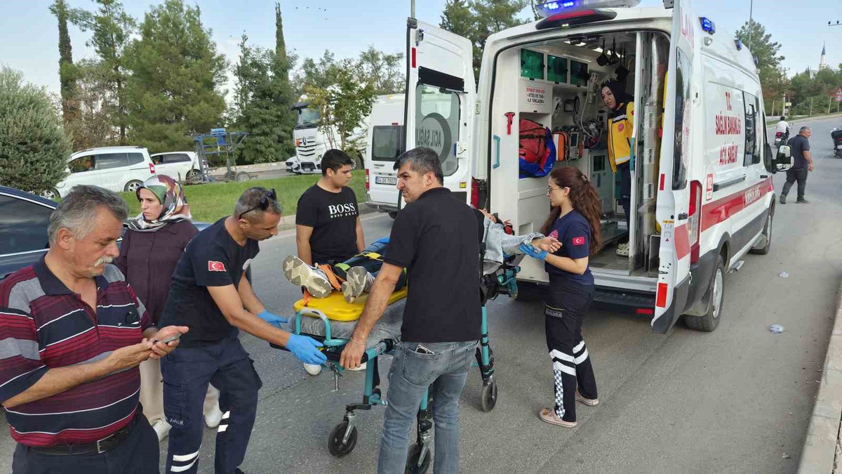 Adıyaman\'da devrilen motosiklette 1 kişi yaralanarak hastaneye kaldırıldı