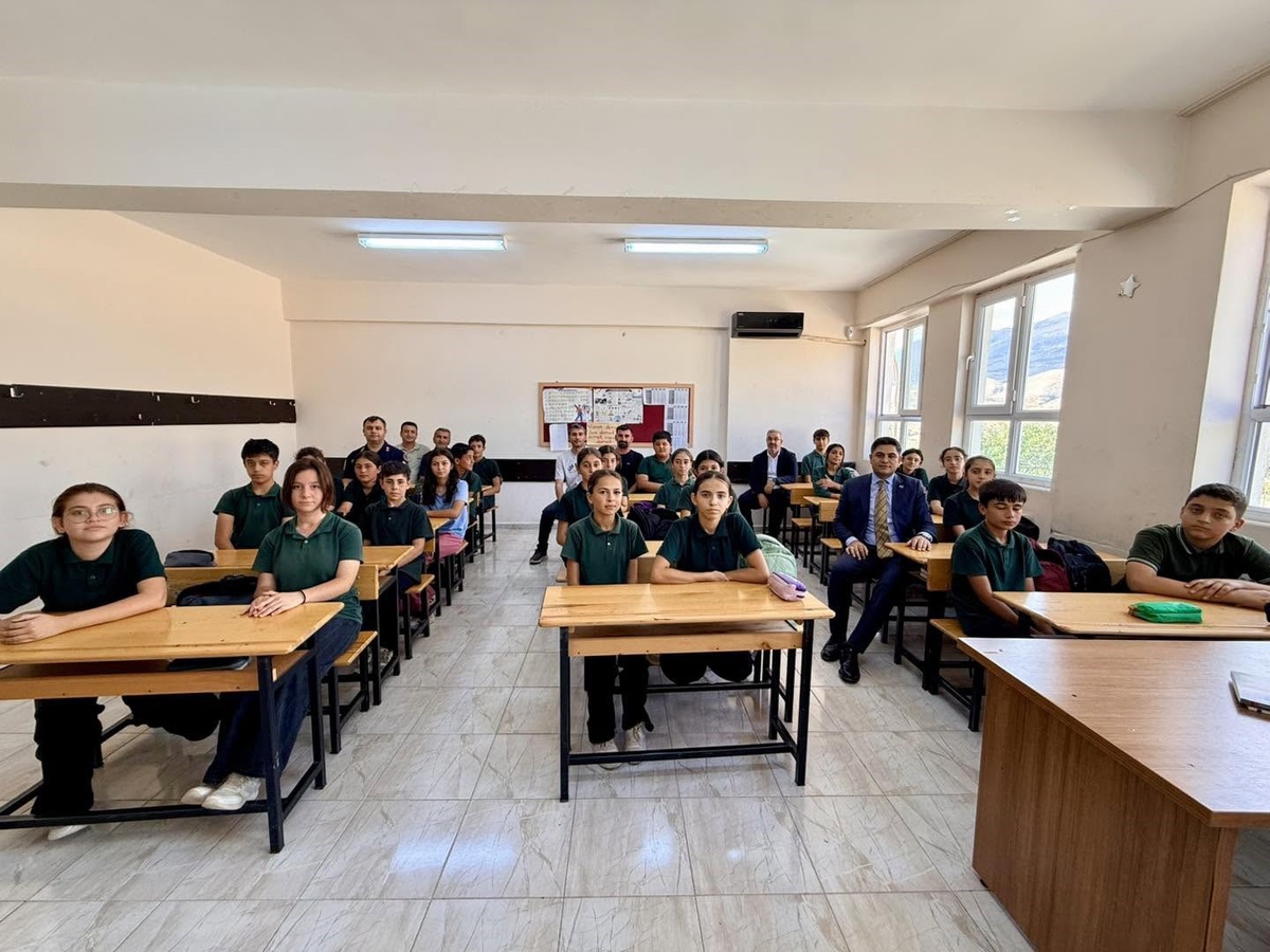 Adıyaman Tut\'ta Kaymakam Bağış, öğrencilerin hedef ve hayallerini dinledi