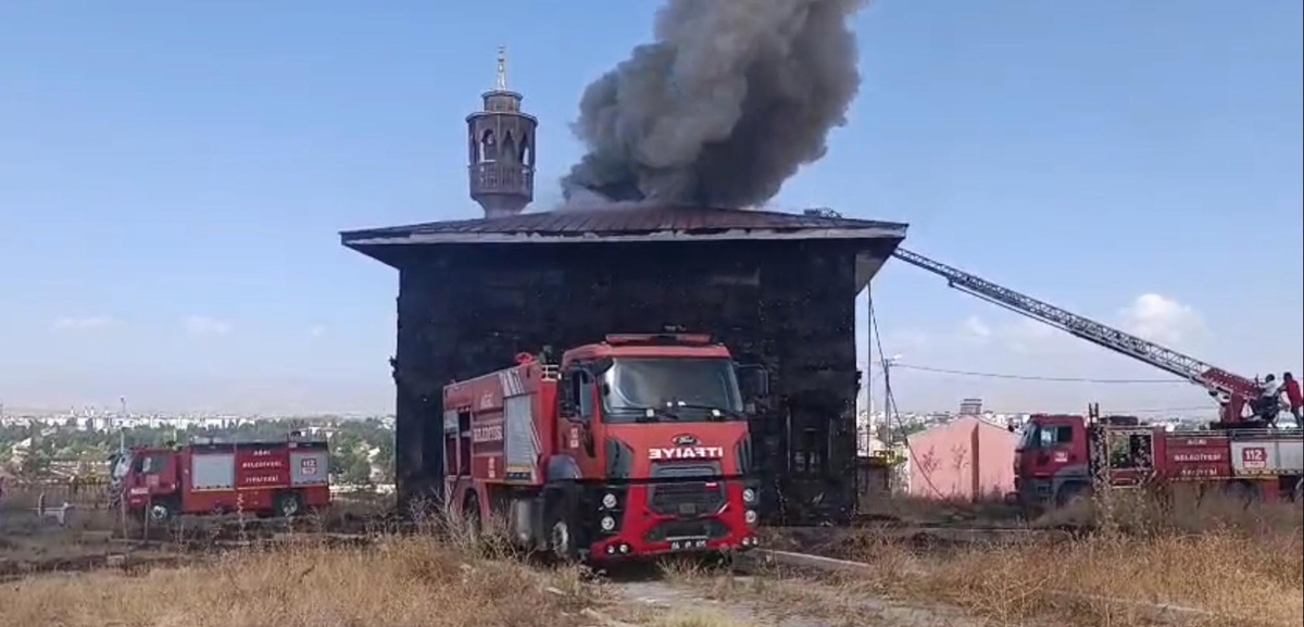 Ağrı\'da ibadete açılmayan caminin çatısında çıkan yangın söndürüldü