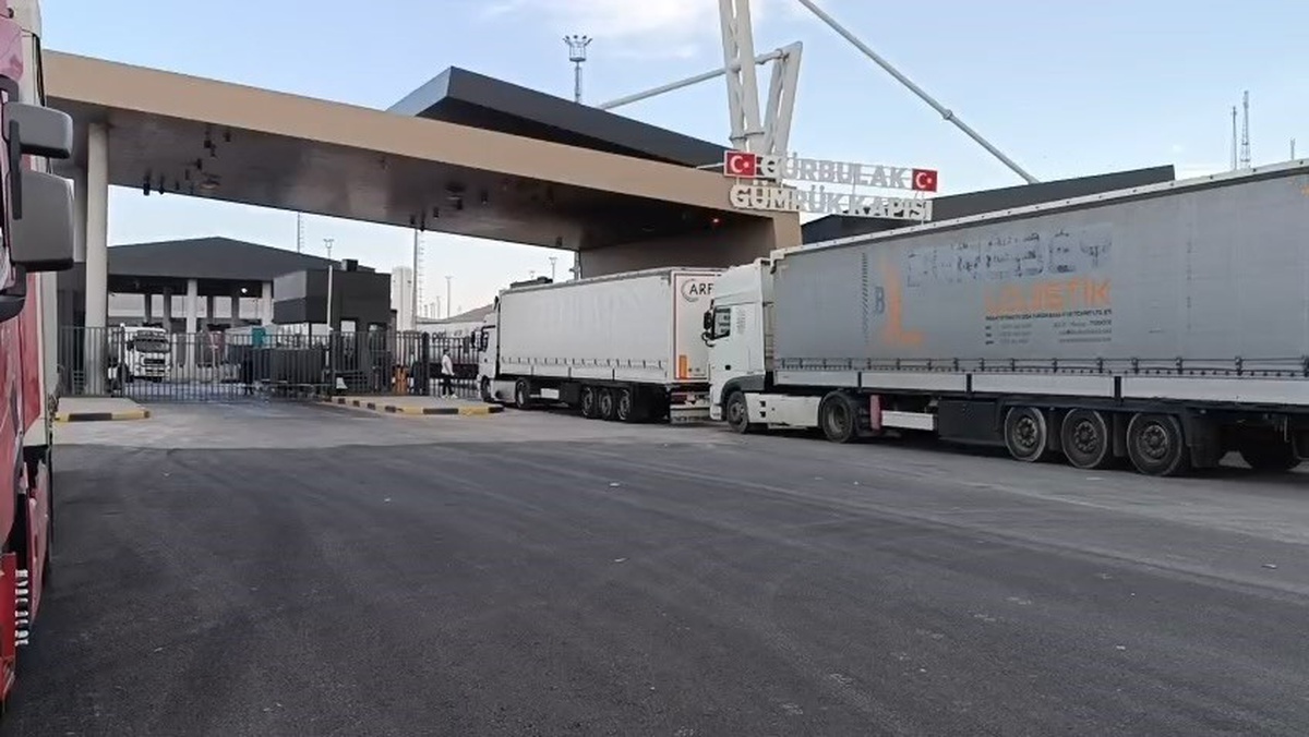 Ağrı Doğubayazıt\'taki Gürbulak Gümrük Kapısı\'nda tırlar uzun araç kuyruğu oluşturdu