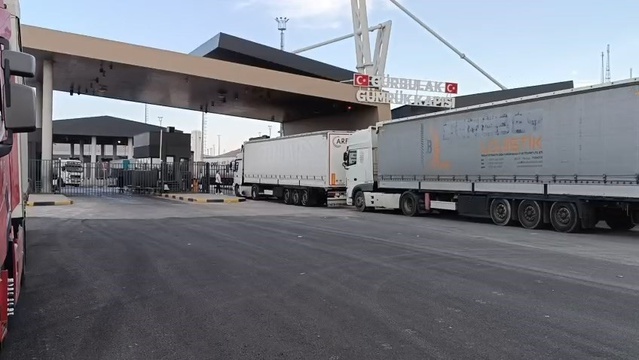 Ağrı Doğubayazıt'taki Gürbulak Gümrük Kapısı'nda tırlar uzun araç kuyruğu oluşturdu