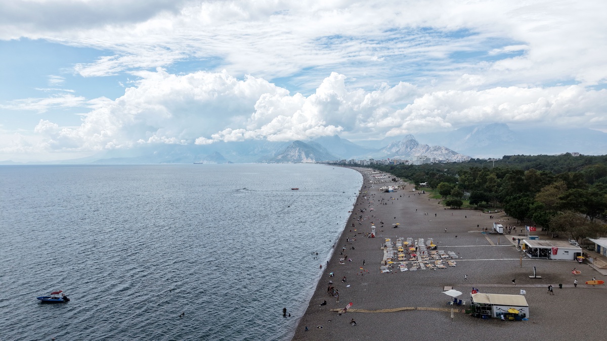 Antalya Konyaaltı\'nda deniz suyu 27,8 derece, hava sıcaklığı 25 derece ölçüldü