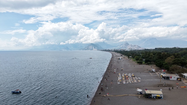 Antalya Konyaaltı'nda deniz suyu 27,8 derece, hava sıcaklığı 25 derece ölçüldü