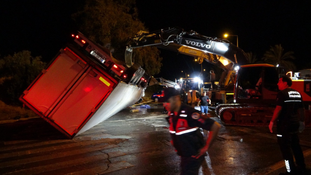 Antalya Manavgat'ta devrilen tırın altında kalan 2 kişi öldü, 1 kişi yaralandı