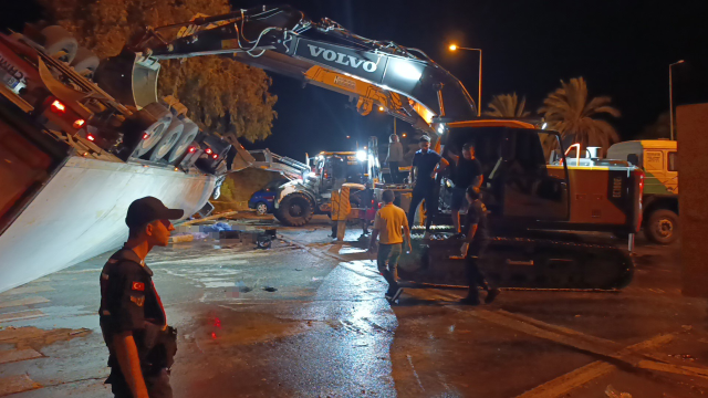 Antalya Manavgat'ta devrilen tırın altında kalan 2 kişi öldü, 1 kişi yaralandı
