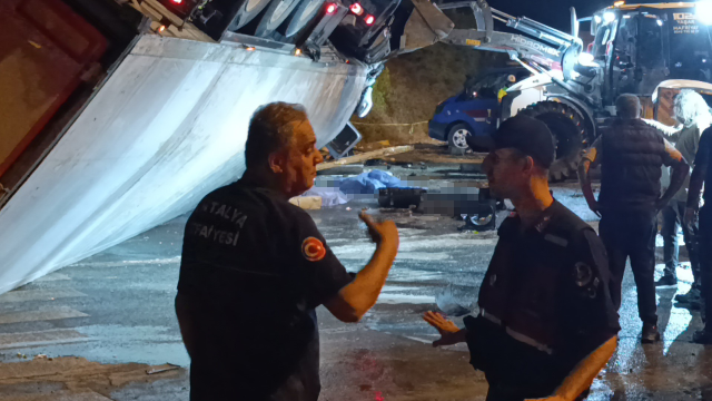 Antalya Manavgat'ta devrilen tırın altında kalan 2 kişi öldü, 1 kişi yaralandı