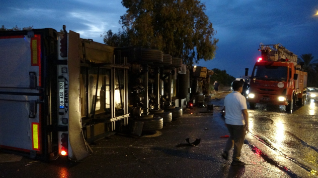 Antalya Manavgat'ta devrilen tırın altında kalan 2 kişi öldü, 1 kişi yaralandı