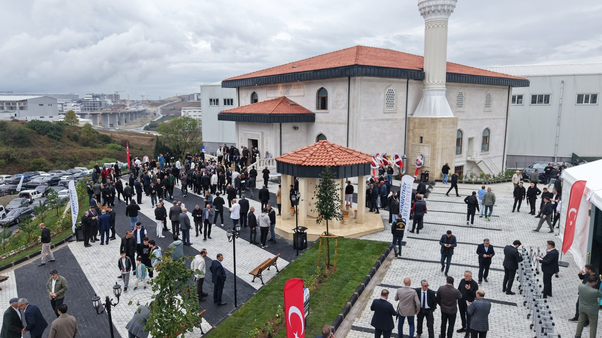 Bakan Işıkhan, Arnavutköy\'de 1300 kişilik Mehmet Yusuf Aydın Camii\'ni ibadete açtı