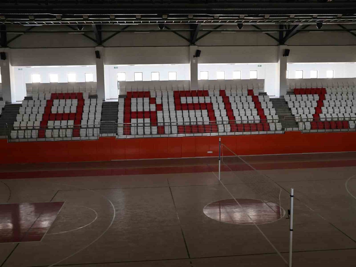Arsuz Kaymakamı Eroğlu, 6 bin 846 metrekarelik kapalı spor salonunda inceleme yaptı
