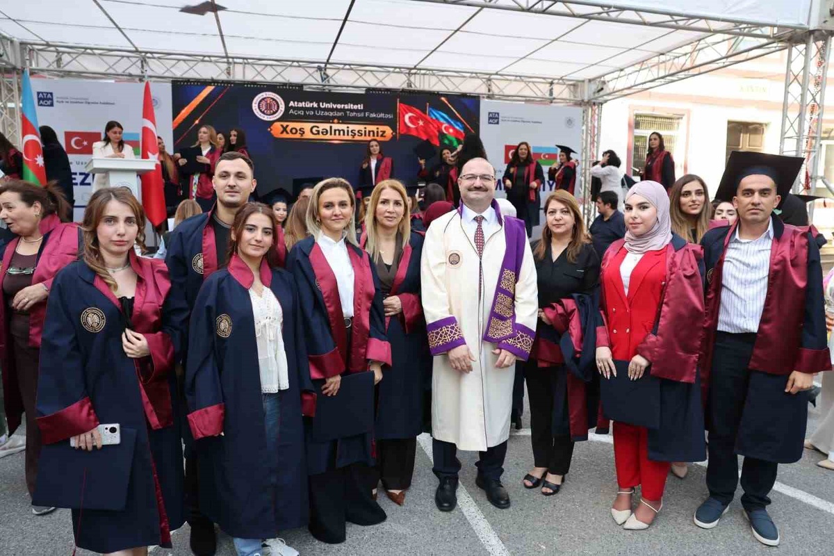 Atatürk Üniversitesi, Bakü\'deki törende yaklaşık 200 öğrenciyi mezun etti