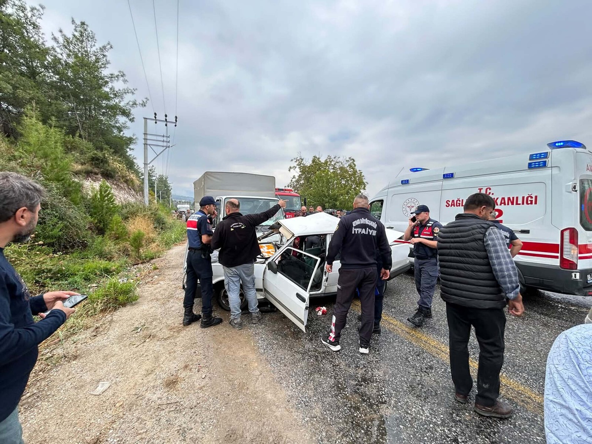 Aydın Bozdoğan\'da otomobil ile kamyonet çarpıştı, 1 kişi öldü, 2 sürücü yaralandı
