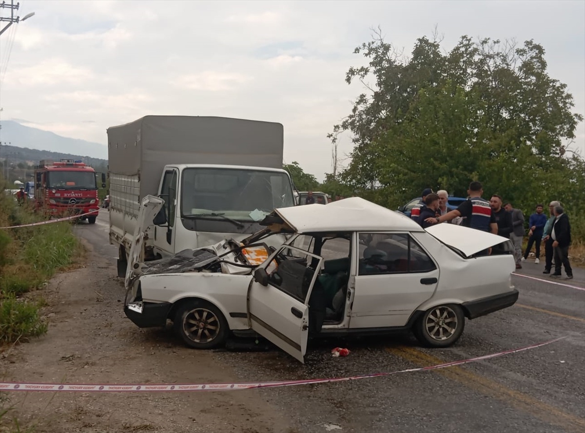 Aydın Bozdoğan\'da kamyonetle çarpışan otomobilde 1 kişi öldü, 2 kişi yaralandı