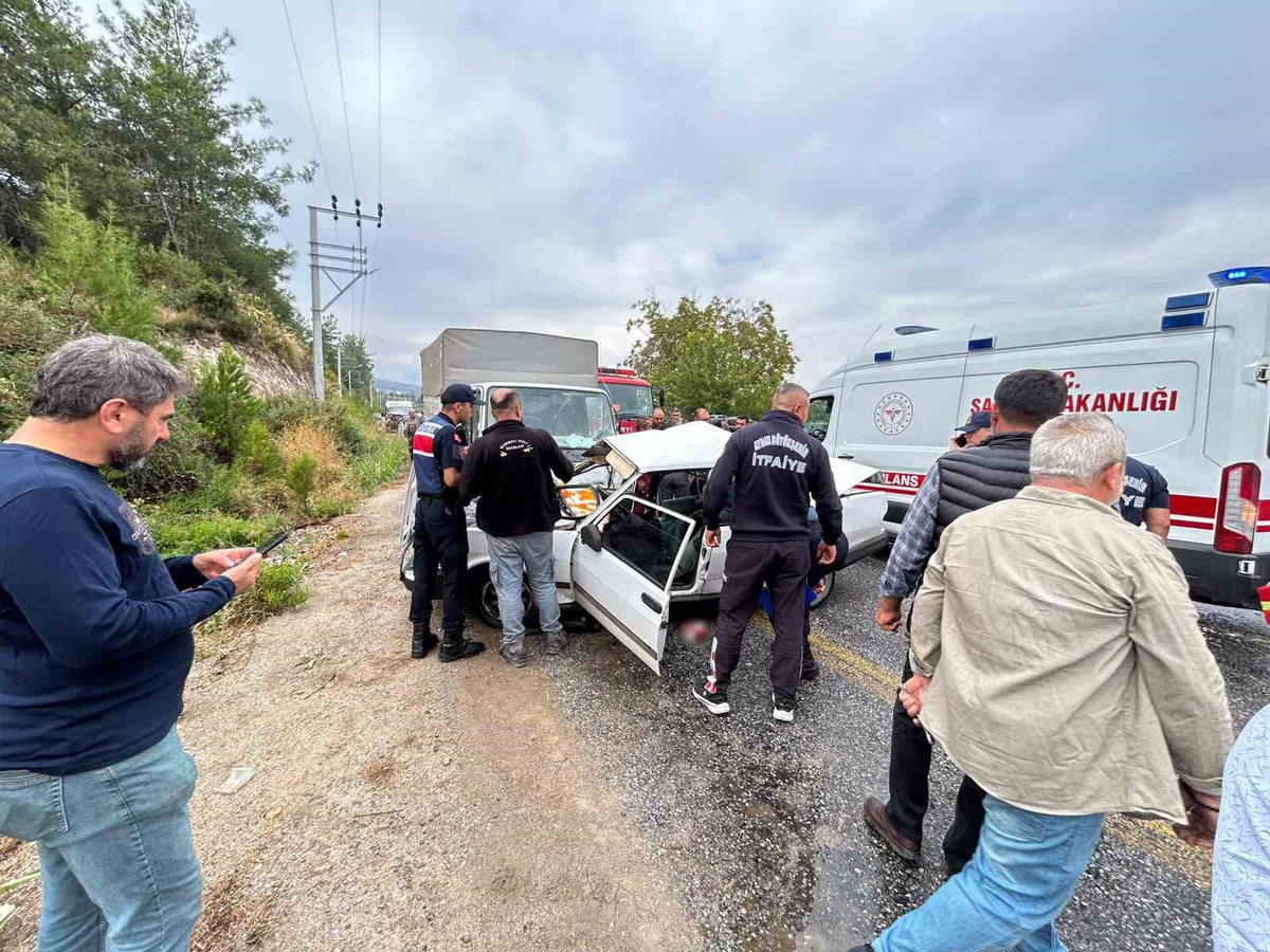 Aydın Bozdoğan\'da otomobil ile kamyonet çarpıştı, 1 kişi öldü, 2 kişi yaralandı.