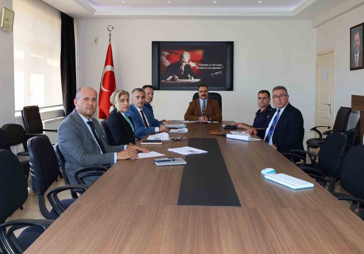 Aydın Karacasu\'da okul güvenliği tedbirleri Kaymakam Battal başkanlığında ele alındı