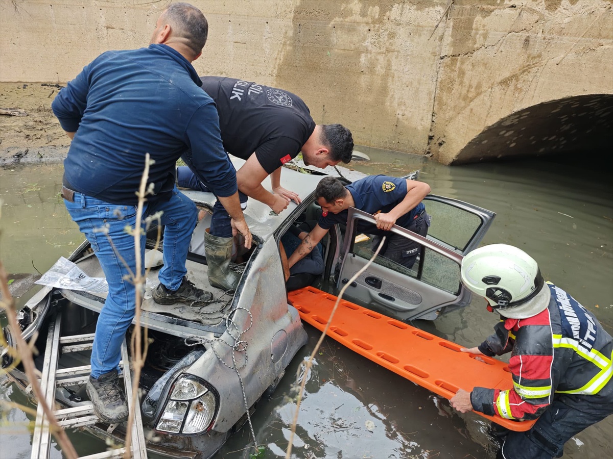 Aydın Karacasu\'da baraj tahliye kanalına düşen otomobilde 2 kişi yaralandı