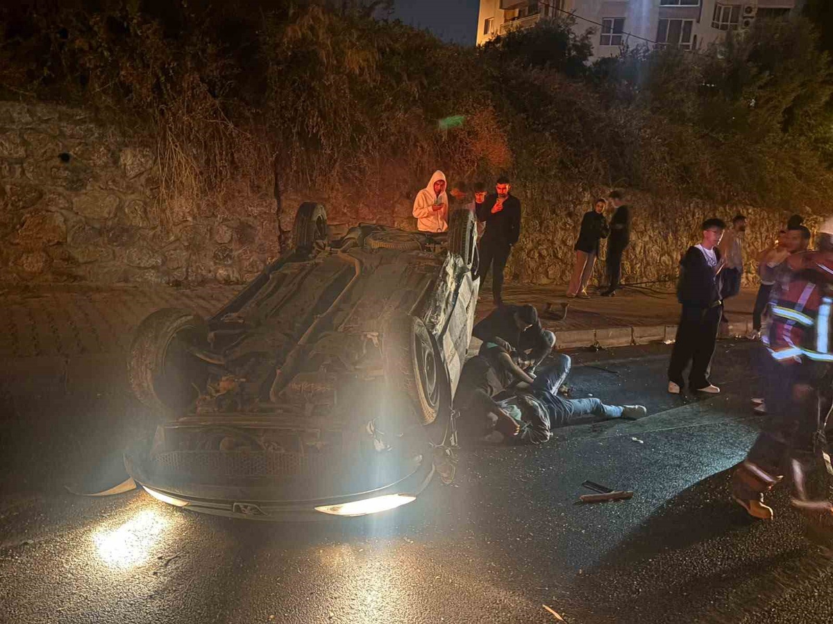 Aydın Kuşadası\'nda takla atan otomobildeki 2 kişi hastaneye kaldırıldı