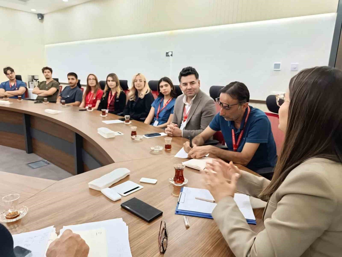 Aydın Şehir Hastanesi Başhekimi, acil servisteki pratisyen hekimlerle buluştu