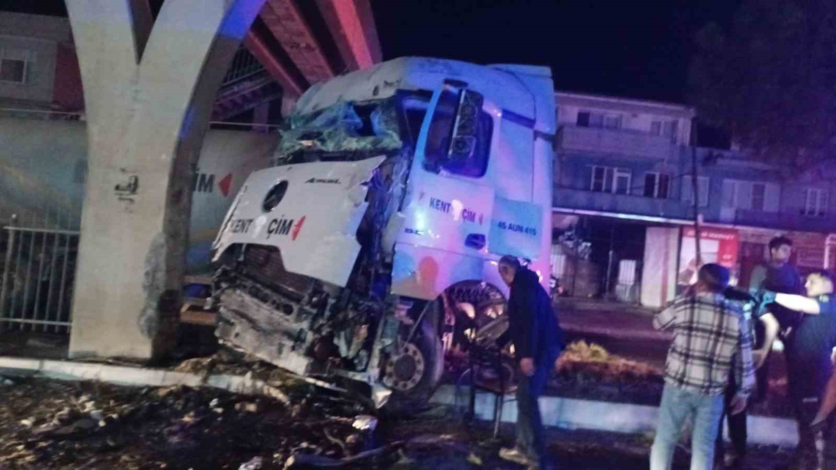 Aydın Söke\'de kontrolden çıkan tır üst geçit ayağına çarparak sürücüyü yaraladı