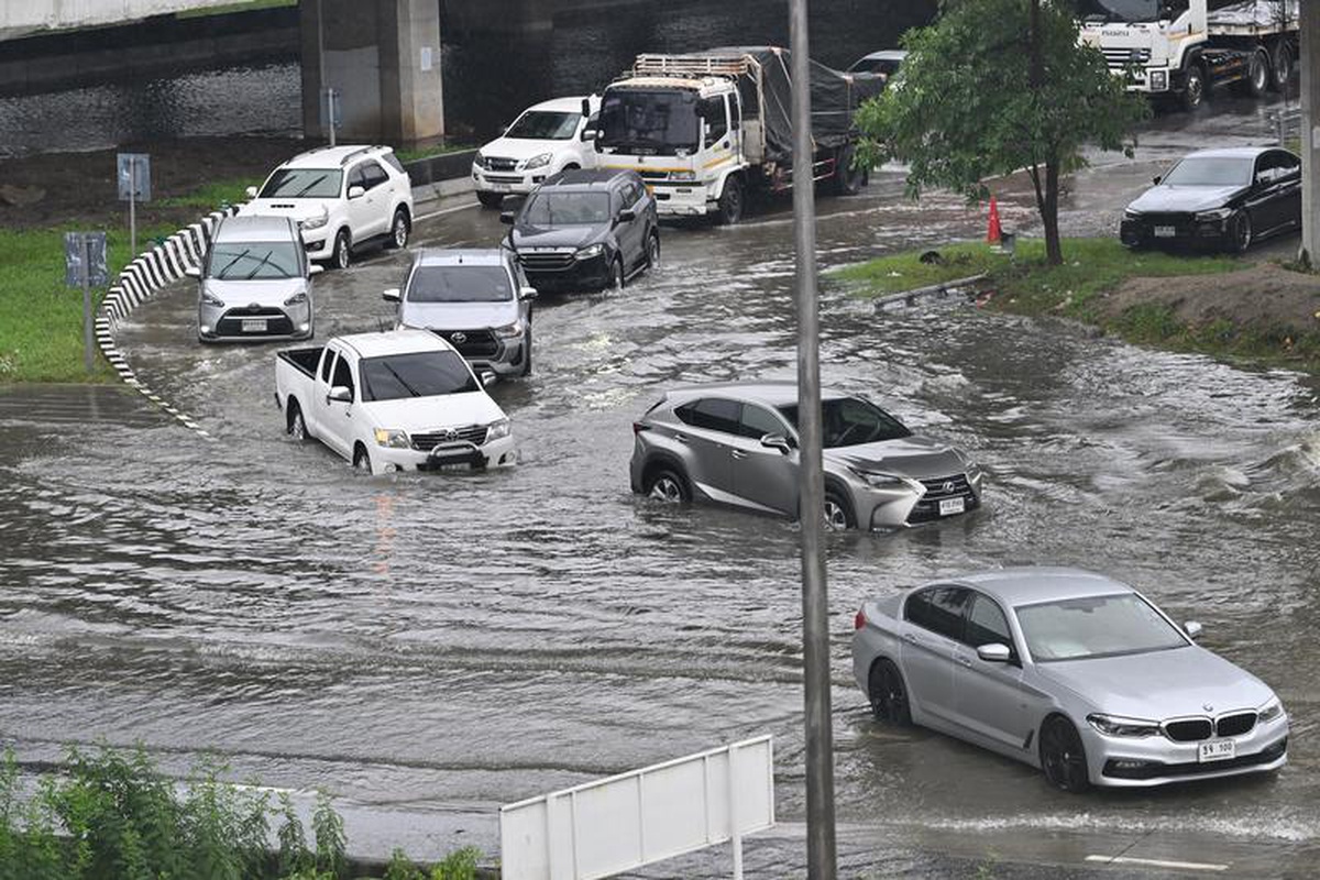 Bangkok\'ta muson selinde 5 bin kişi tahliye edildi, kent genelinde afet ilan edildi