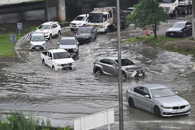 Bangkok'ta muson selinde 5 bin kişi tahliye edildi, kent genelinde afet ilan edildi