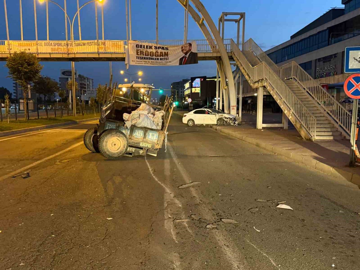 Batman\'da traktör ile otomobil çarpıştı; yaralanan 2 kişi hastaneye kaldırıldı