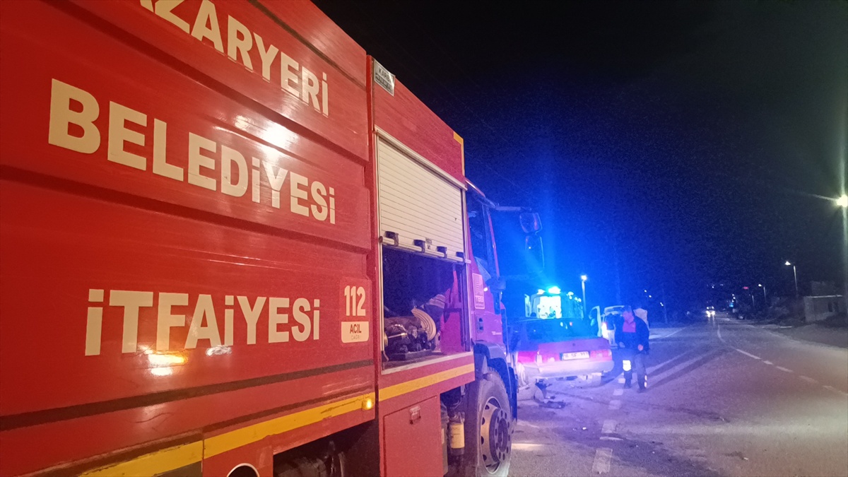 Bilecik Pazaryeri\'nde kavşakta çarpışan iki otomobilde 8 kişiden 3\'ü hafif yaralandı