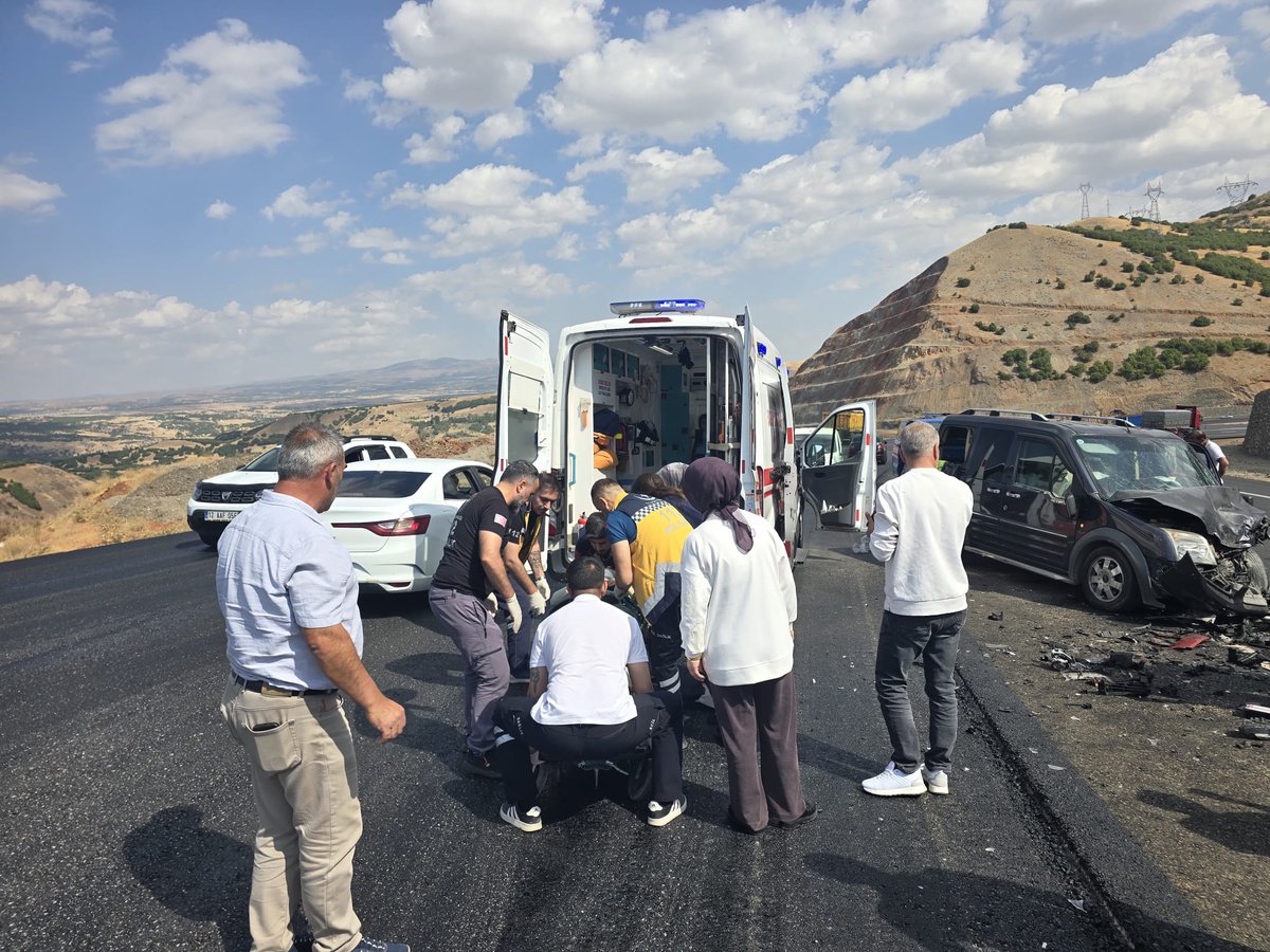 Bingöl-Erzurum kara yolunda iki araç kafa kafaya çarpıştı, 6 kişi yaralandı