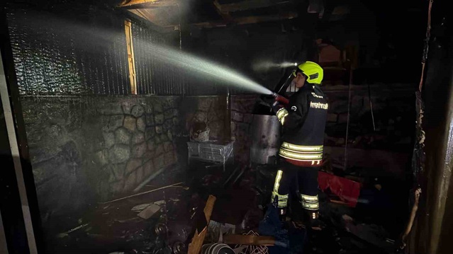 Bolu'da ikiz villa bahçesindeki odunlukta çıkan yangın villaya sıçramadan söndürüldü
