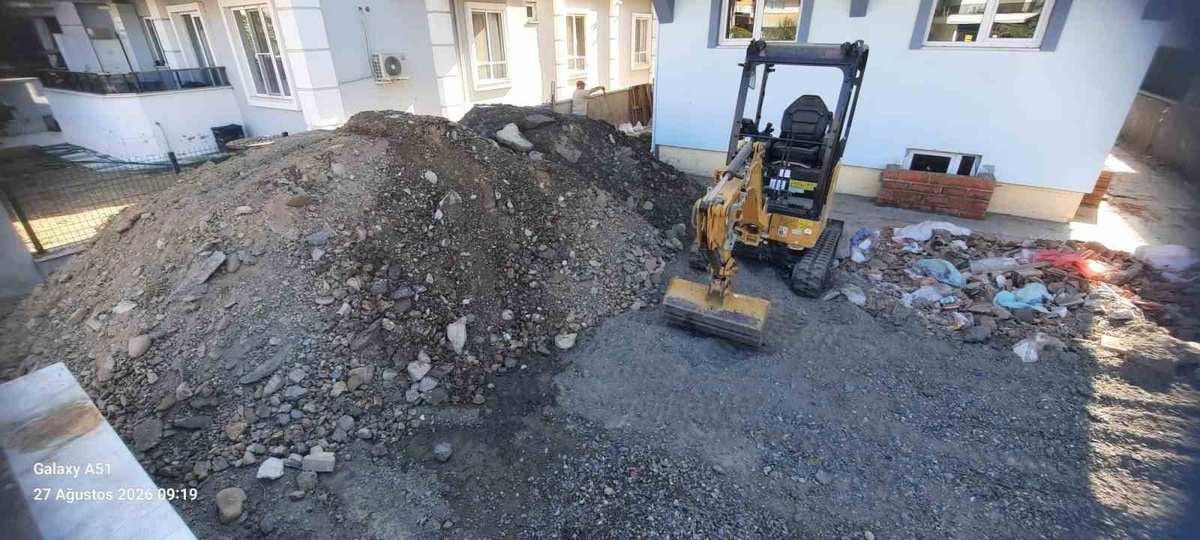 Burhaniye\'de Diyanet Gençlik Merkezi bahçesinde yenileme tamamlanma aşamasına geldi
