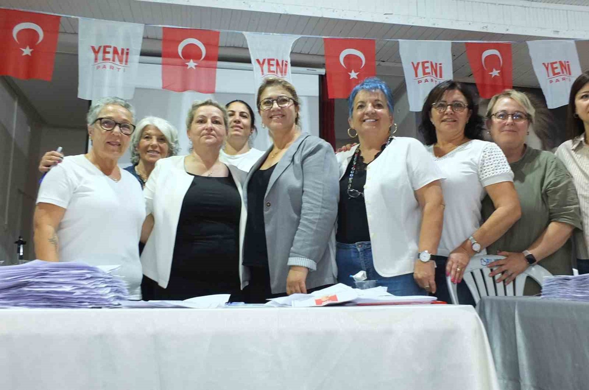 Burhaniye\'de Yeni Parti İlçe Kongresi\'nde Çiğdem Avcu 728 oyla başkan seçildi