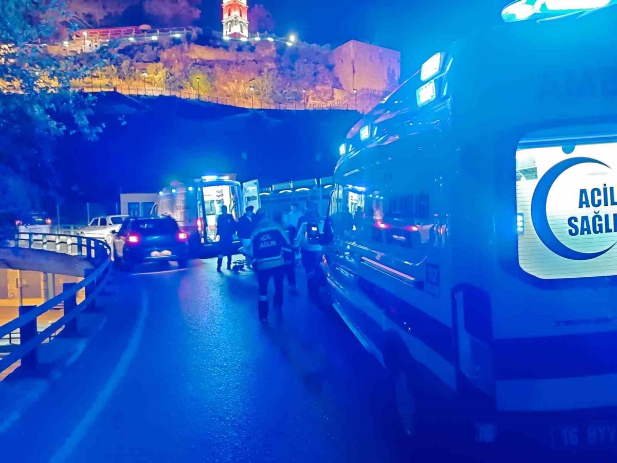 Bursa\'da çarpan çalıntı motosiklette 3 kişi yaralandı, sürücü kayıp aranıyor