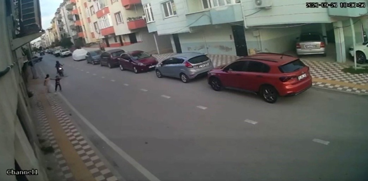 Bursa Karacabey\'de yola çıkan çocuğa motosiklet çarptı, çocuk hastaneye kaldırıldı